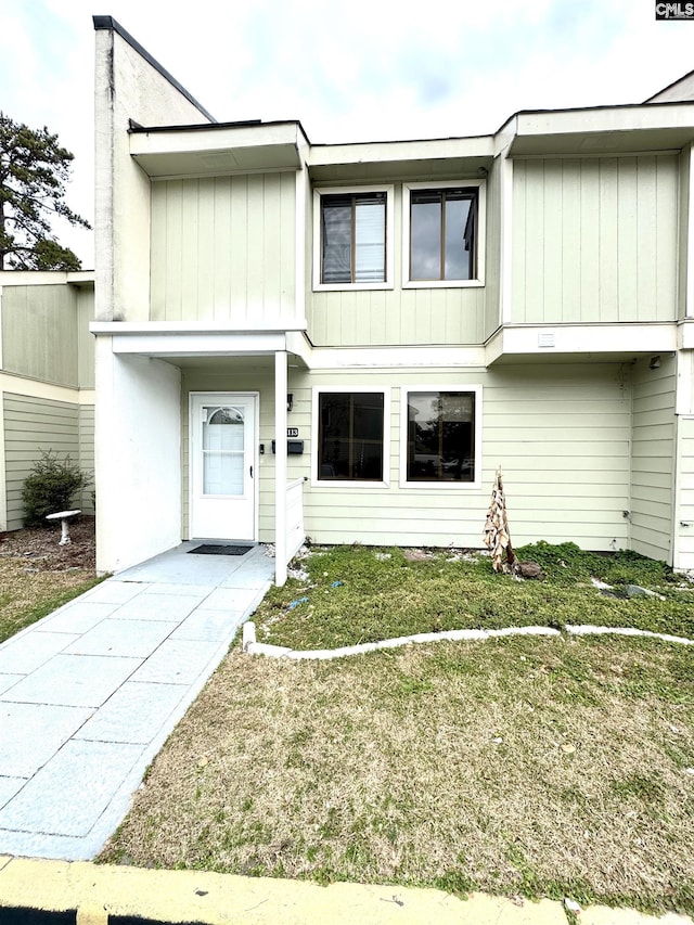 view of front facade featuring a front lawn