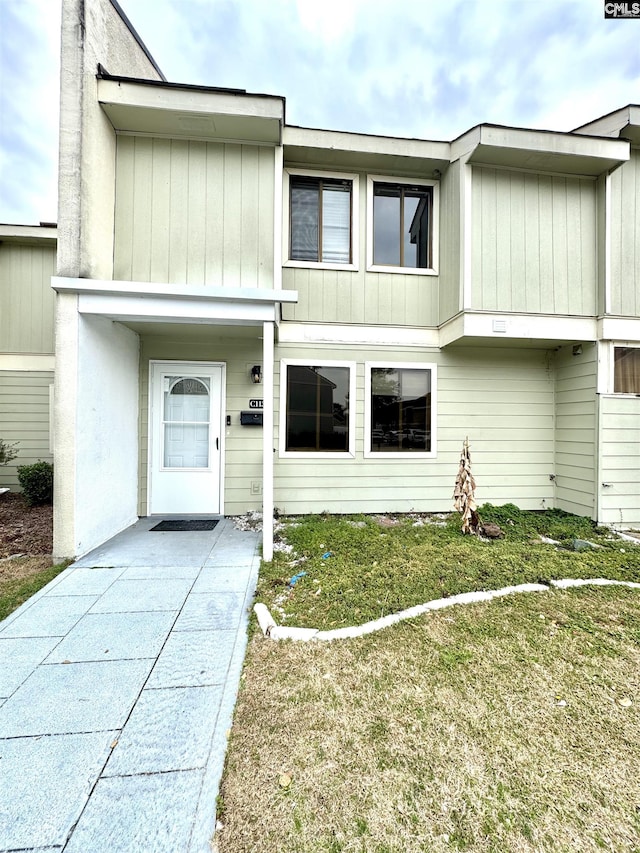 view of front facade with a front lawn