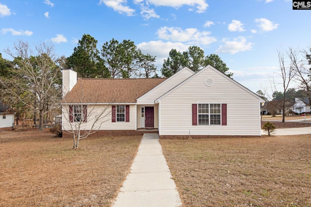 view of front of home featuring a front yard