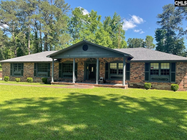 single story home with a front lawn