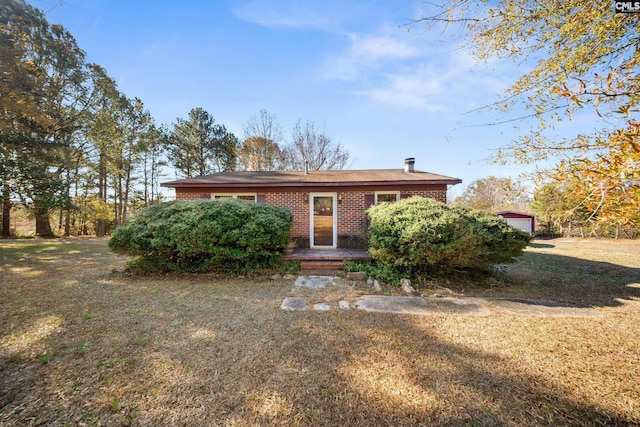 view of front of property featuring a garage and a front yard