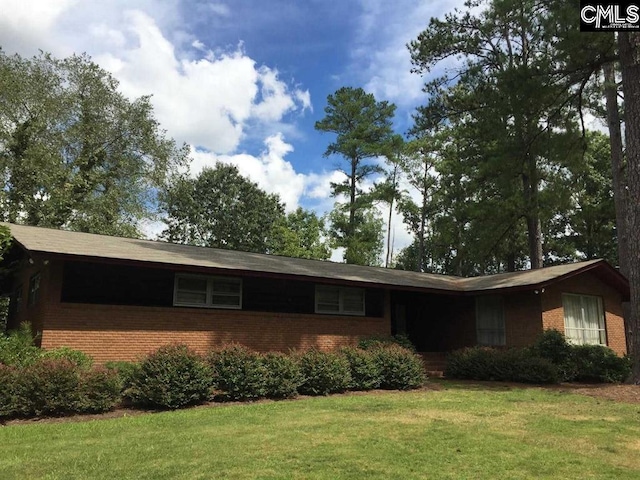 view of front of house featuring a front yard