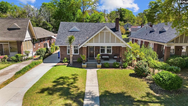 view of front of property featuring a front yard