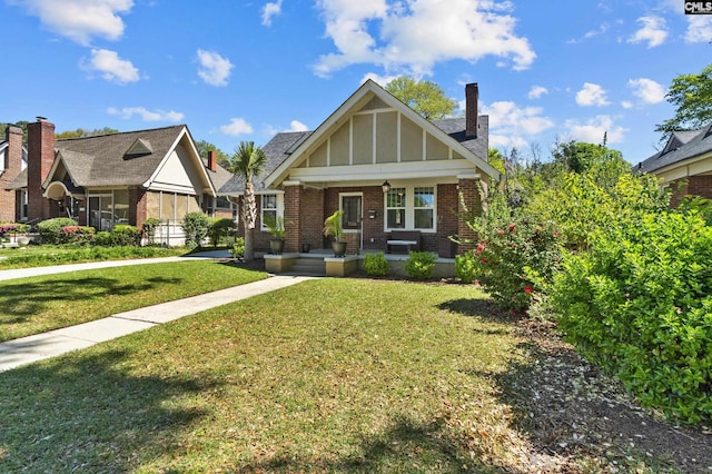 view of front facade featuring a porch and a front lawn