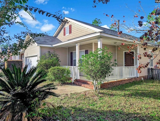 view of front facade with a front lawn and covered porch