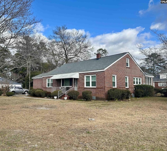 view of front of house with a front lawn