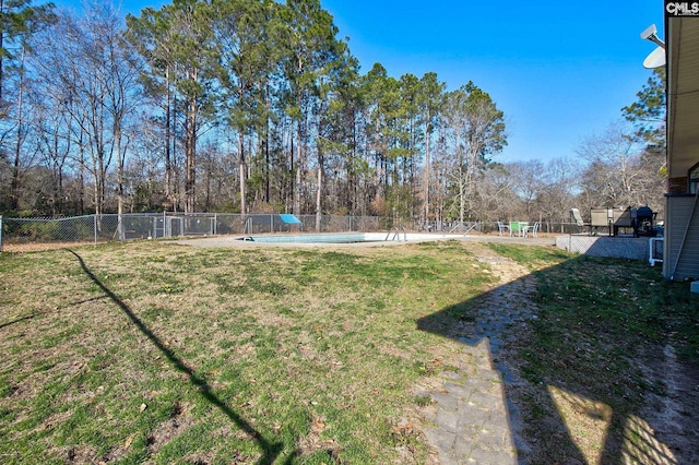 view of yard with a fenced in pool