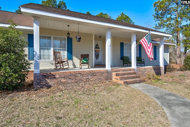 view of front facade featuring a front yard and covered porch