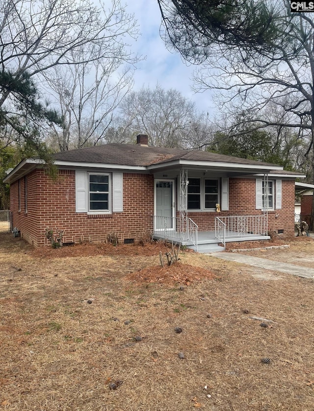 single story home featuring a front lawn