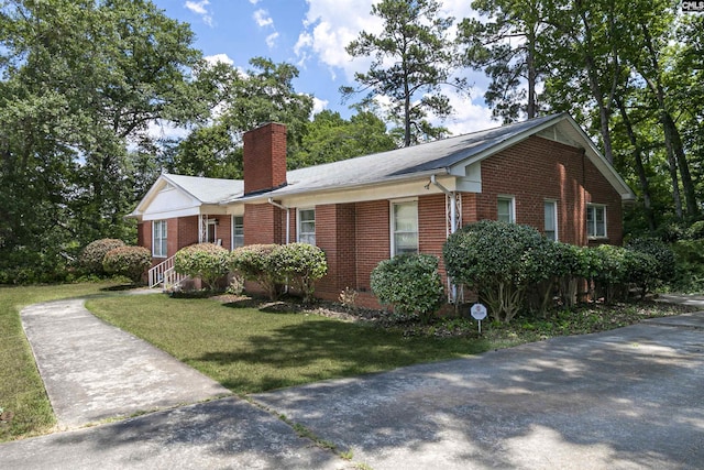 view of front of property with a front yard