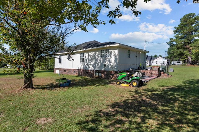 view of side of property featuring a yard