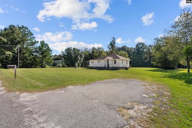 view of front of house with a front yard