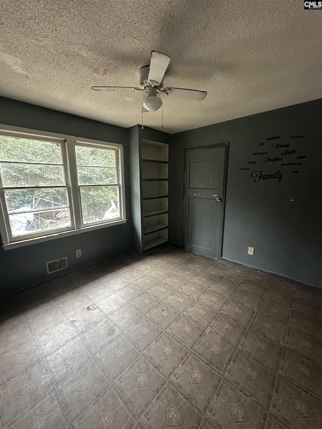 unfurnished bedroom featuring ceiling fan