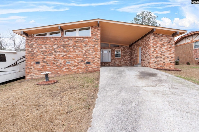 view of front facade with a carport