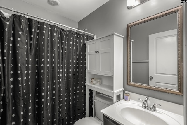 bathroom with a shower with curtain, vanity, and toilet