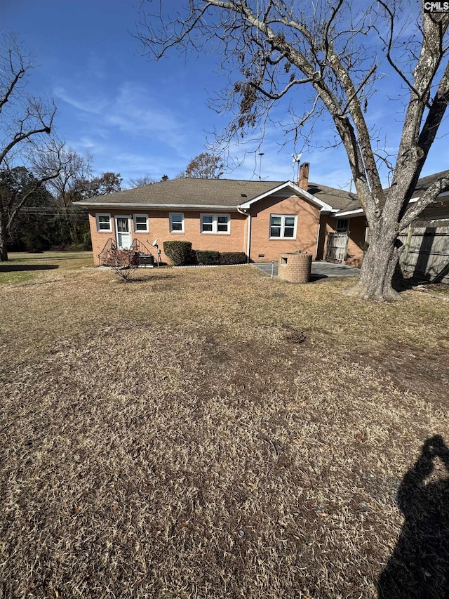 back of house featuring a lawn