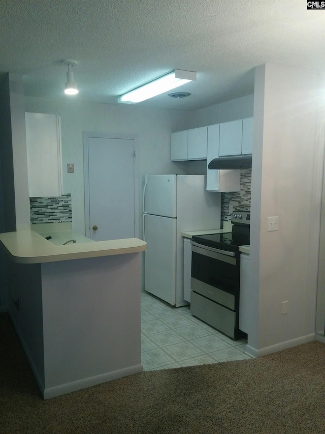 kitchen with white cabinetry, decorative backsplash, kitchen peninsula, and electric stove