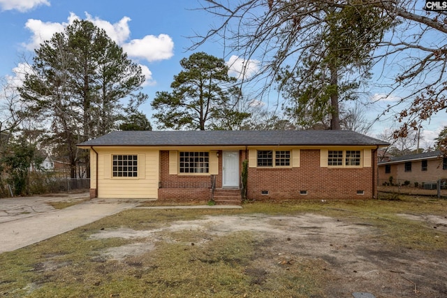 view of front of property with a front lawn