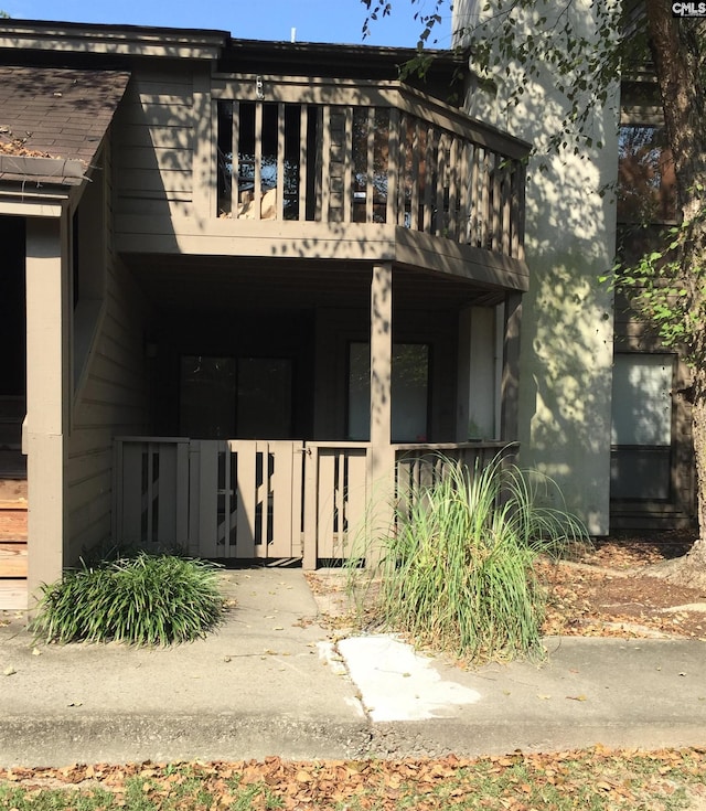 view of front of house with a balcony