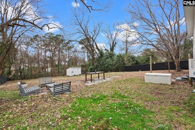 view of yard featuring a shed