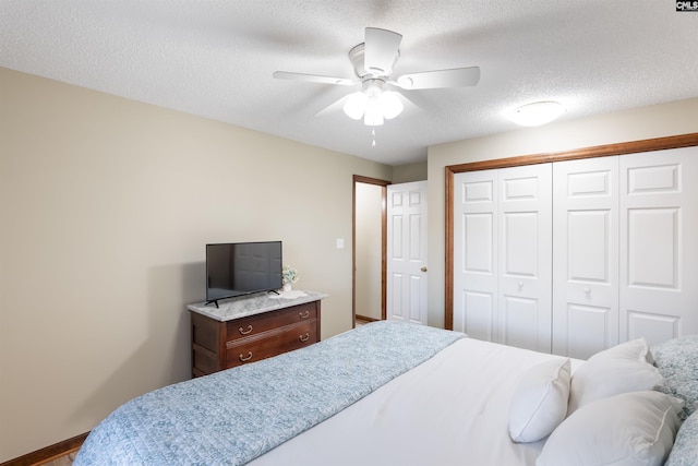 bedroom with ceiling fan, a closet, and a textured ceiling