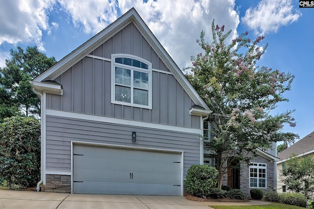 view of front of home featuring a garage