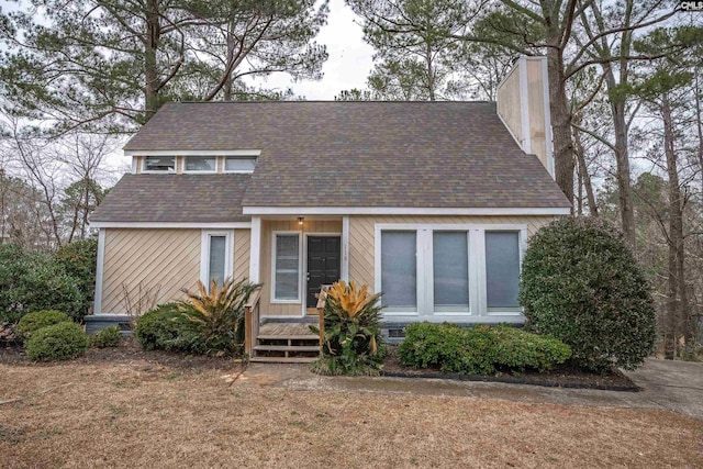 view of front facade featuring a front yard