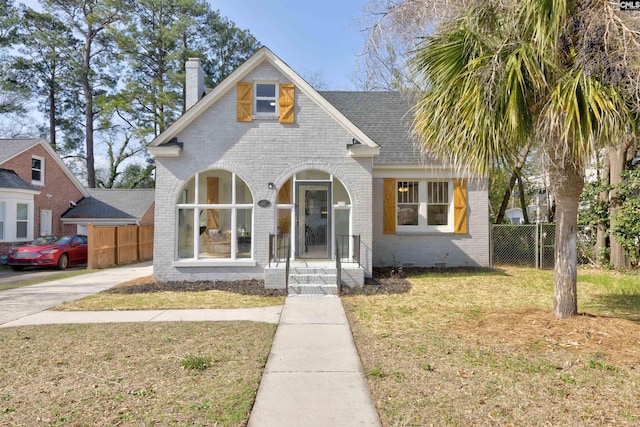 view of front facade featuring a front yard