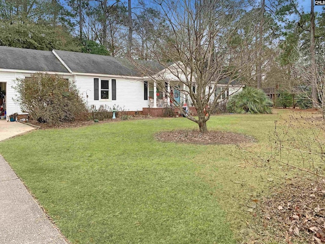 view of front facade featuring a front lawn