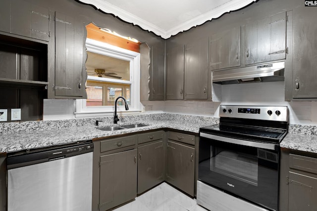 kitchen with stainless steel appliances, tasteful backsplash, sink, and gray cabinetry