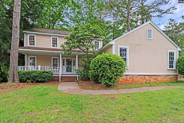 view of front of property featuring a front yard and covered porch