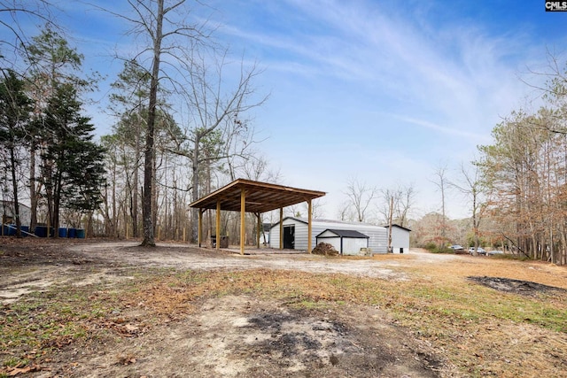 view of yard featuring a shed