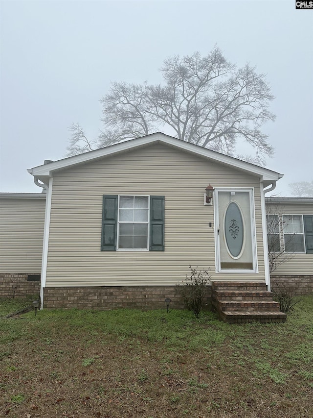 view of front facade with a front yard