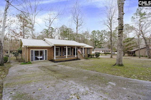 single story home with a front yard and covered porch