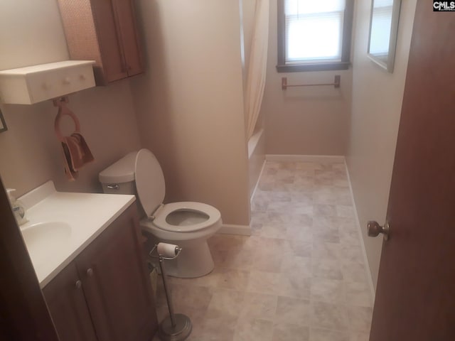 full bathroom featuring shower / bathtub combination with curtain, vanity, and toilet