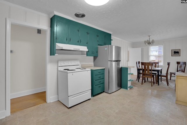 kitchen with crown molding, an inviting chandelier, a textured ceiling, stainless steel refrigerator, and white range with electric stovetop