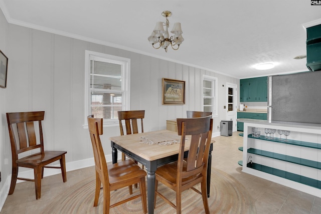 dining room featuring crown molding and an inviting chandelier