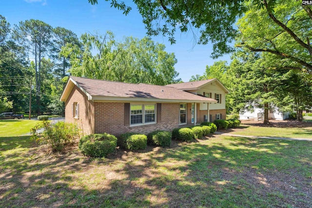 view of front of house featuring a front lawn