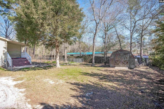 view of yard featuring a shed