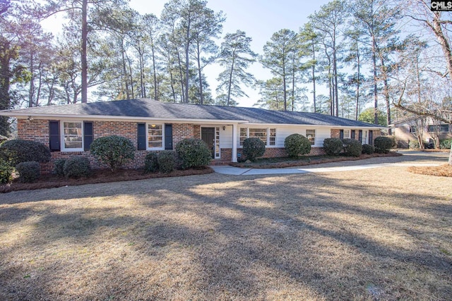 single story home with a front lawn