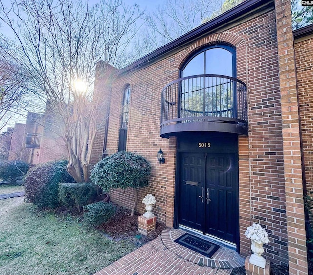 entrance to property featuring a balcony