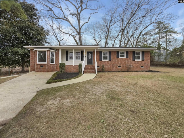 ranch-style house featuring brick siding, crawl space, and a front yard