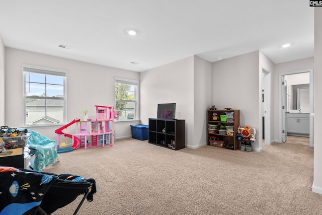 recreation room featuring carpet