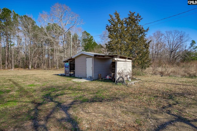 view of yard featuring an outdoor structure