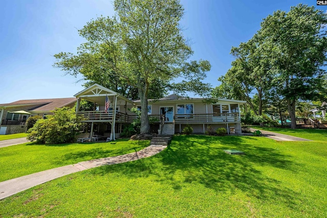 view of front facade featuring a front yard