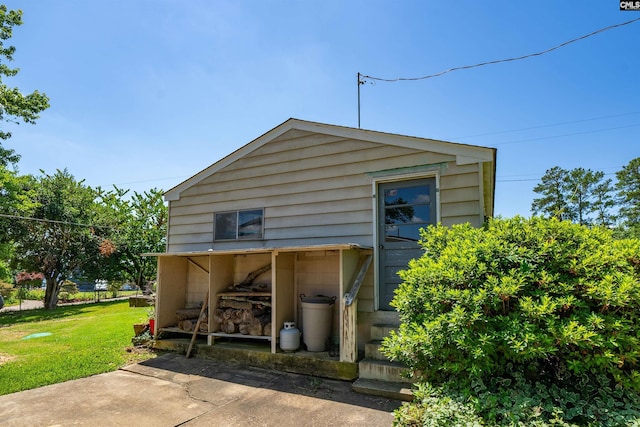 view of outdoor structure featuring a yard