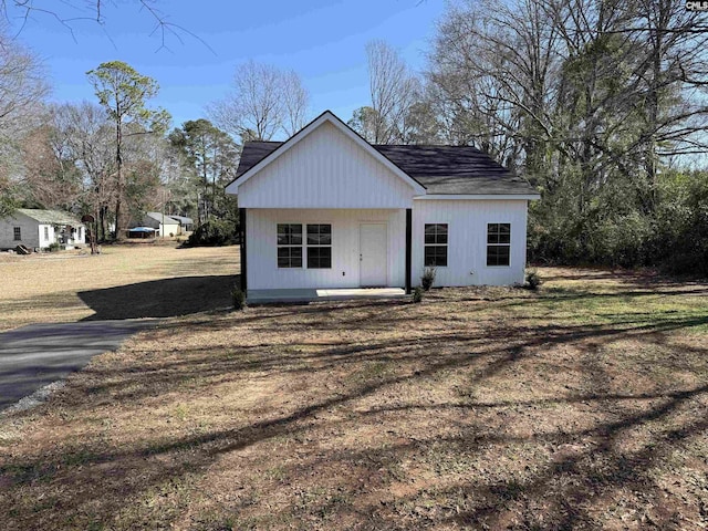 view of front facade with a front yard