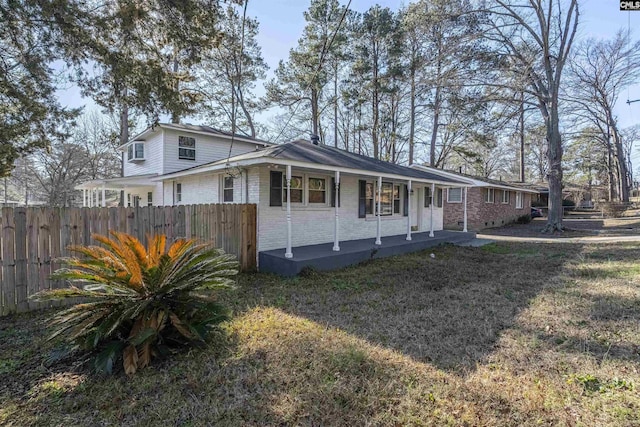 view of front of property featuring a front yard and a porch