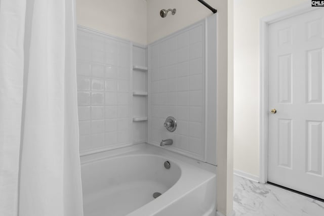 bathroom with tiled shower / bath