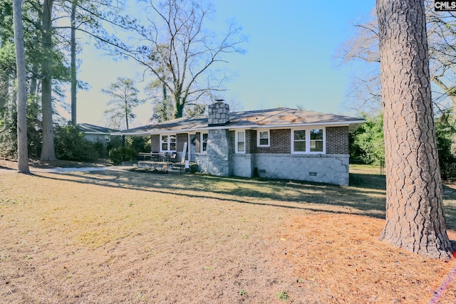 single story home featuring a front lawn